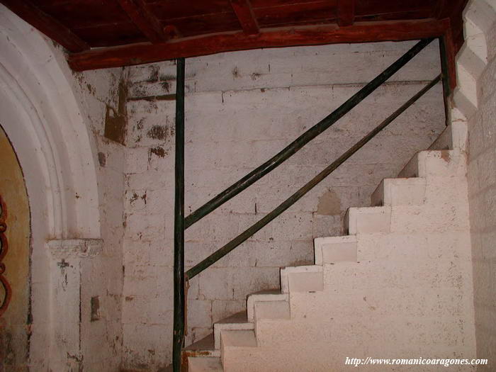 ATRIO BAJO TORRE. ESCALERA ADOSADA A MURO SUR Y OESTE.